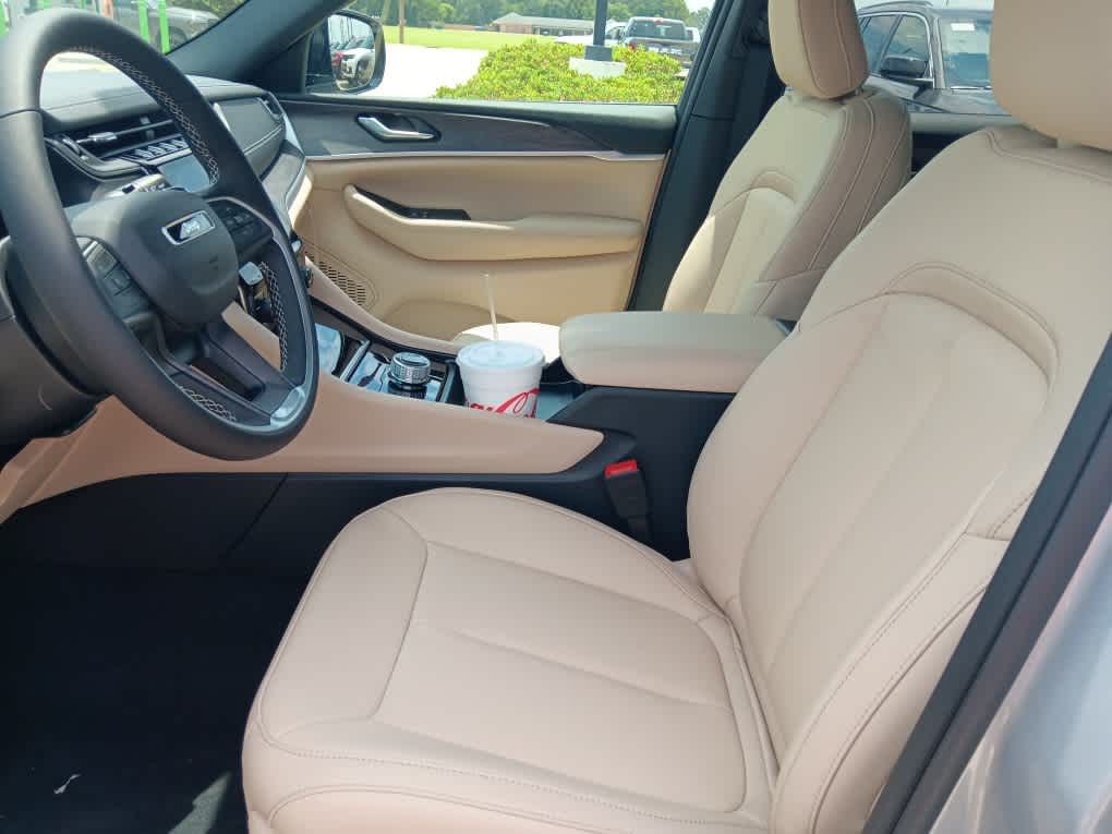 2025 Jeep Grand Cherokee Limited photo 7