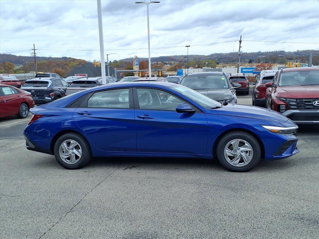 2025 Hyundai Elantra SE photo 2