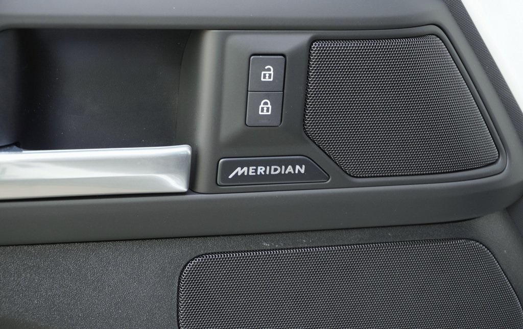 2025 LAND ROVER DEFENDER - Image 11