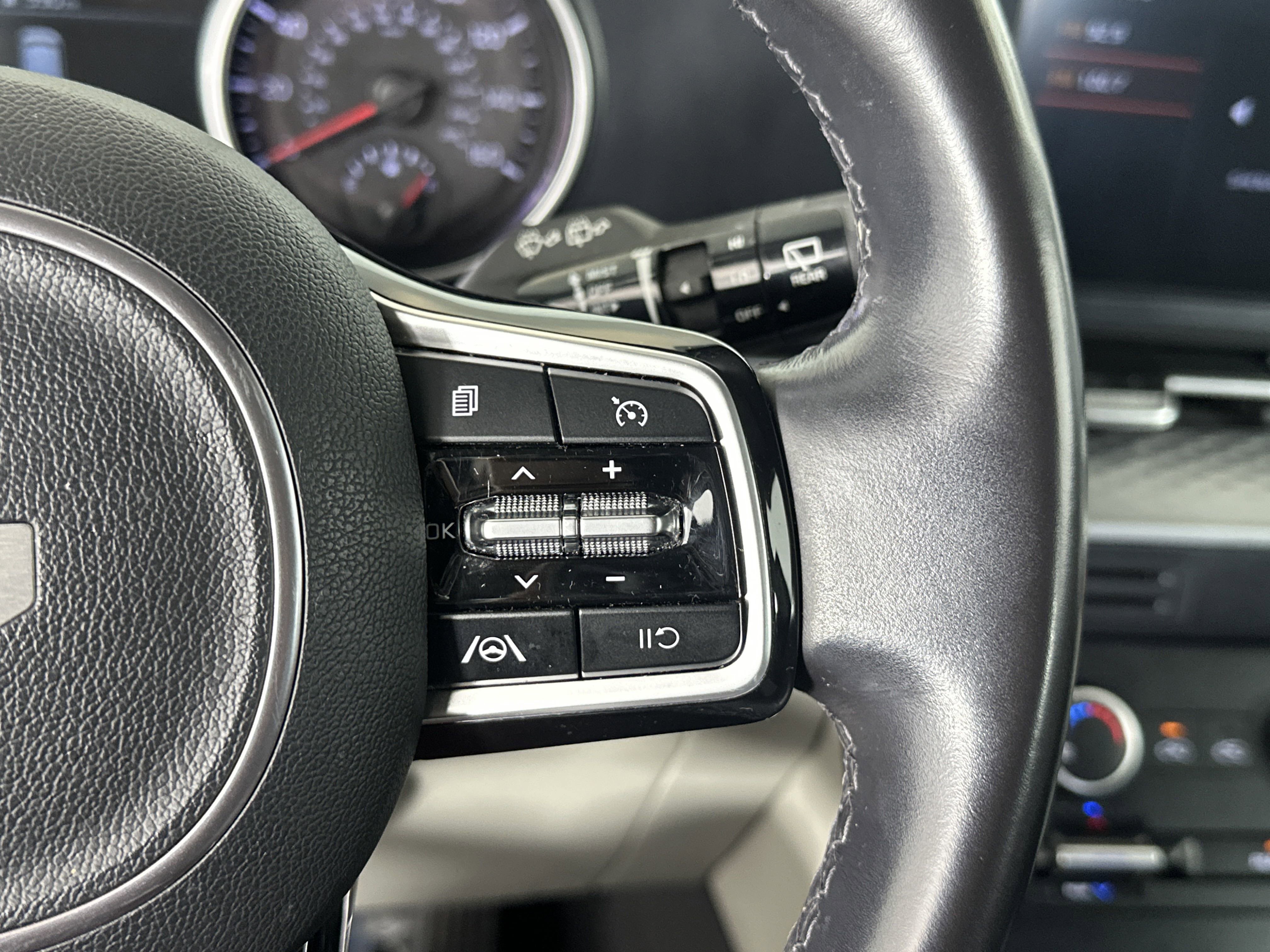 2023 Kia Carnival LX photo 15