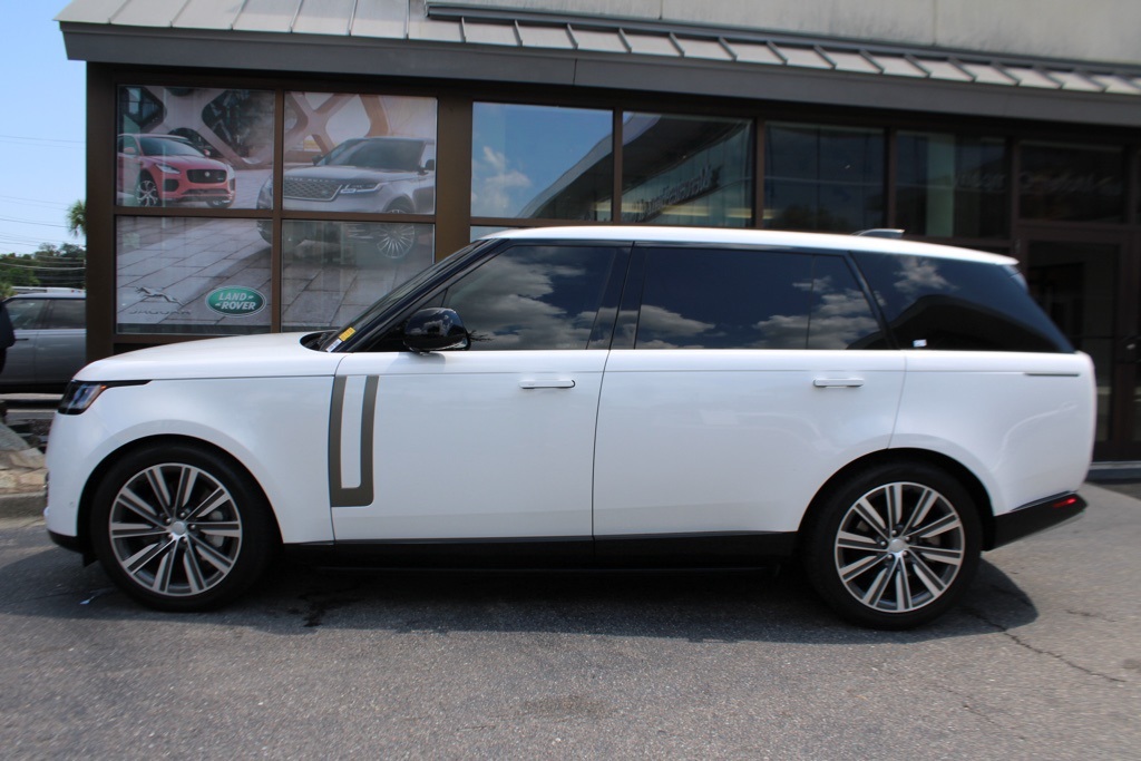 2023 Land Rover Range Rover SE photo 9