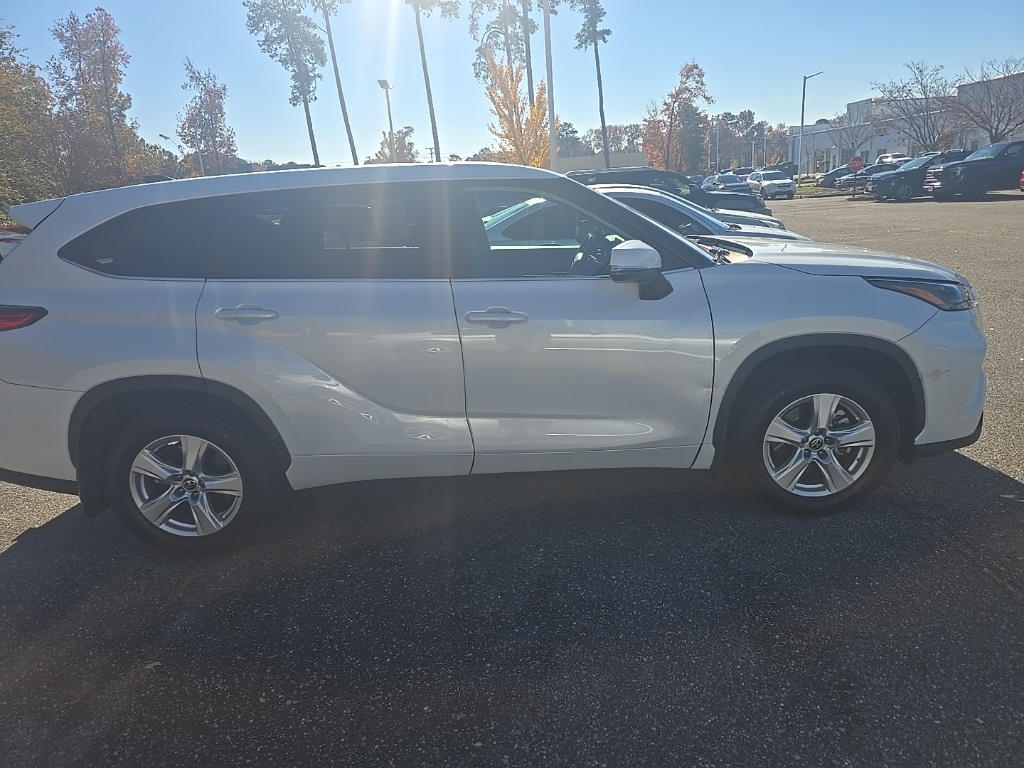 2023 Toyota Highlander LE photo 4