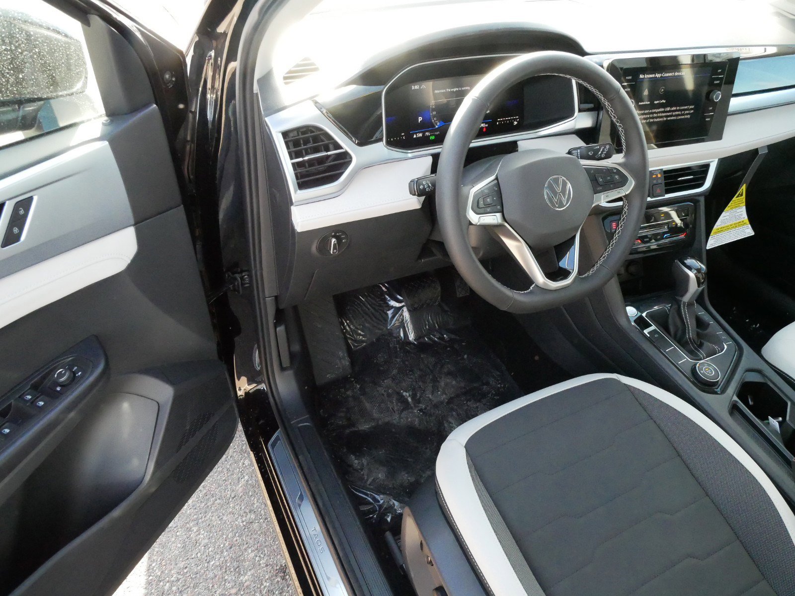 2025 Volkswagen Taos SE photo 2