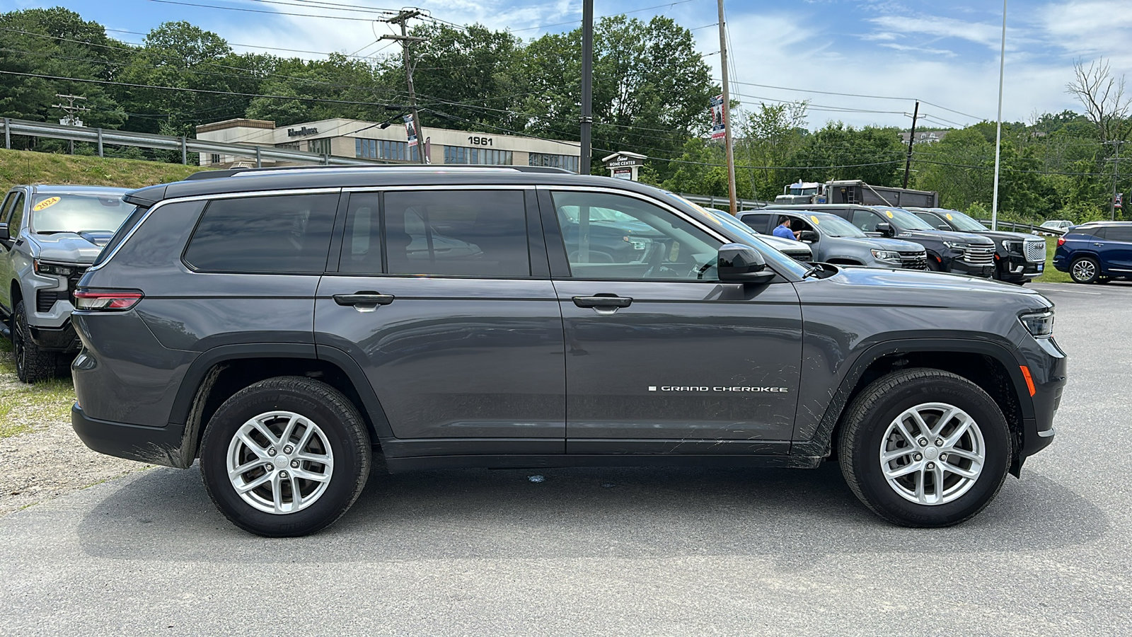 2024 Jeep Grand Cherokee Laredo X photo 3