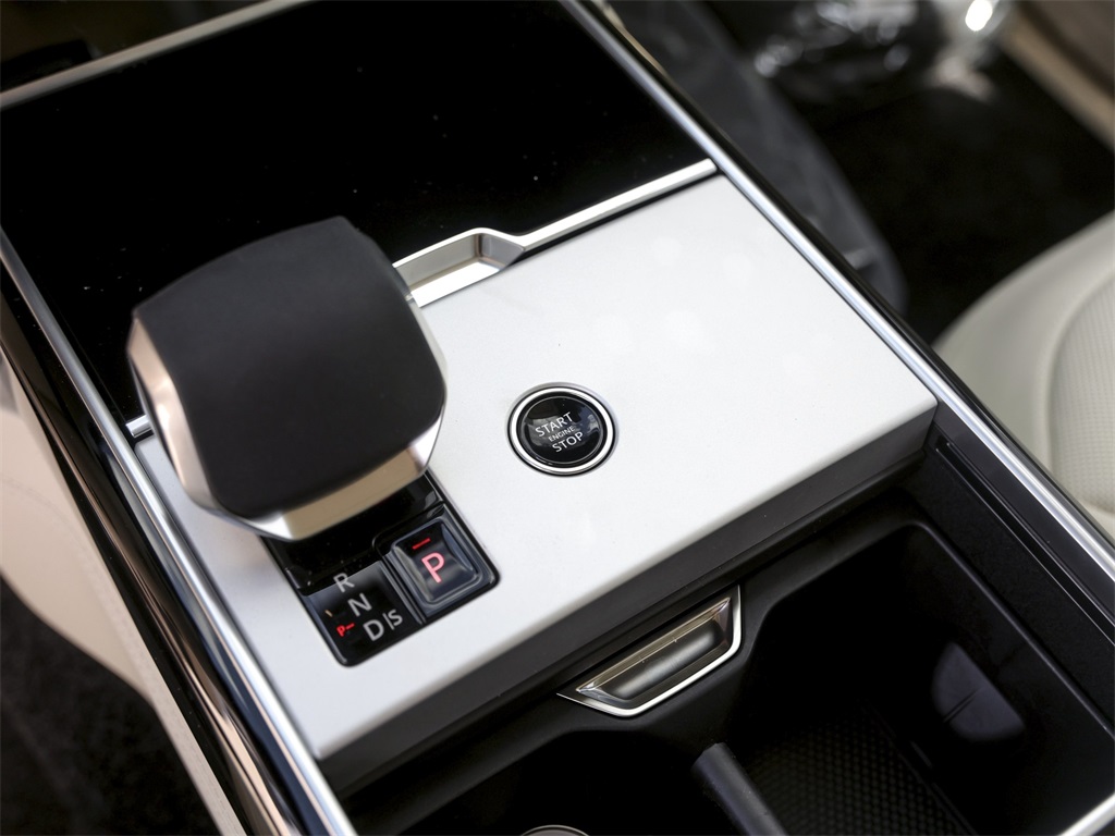 2025 Land Rover Range Rover SE photo 18