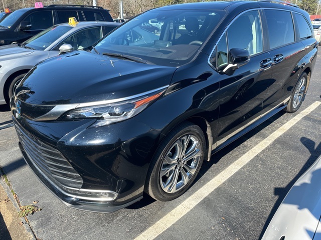 2024 Toyota Sienna Platinum's photo