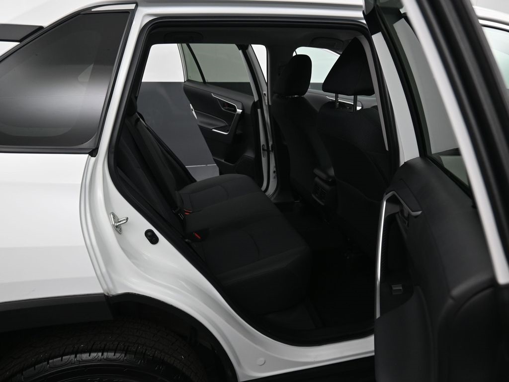 2022 Toyota RAV4 LE photo 26