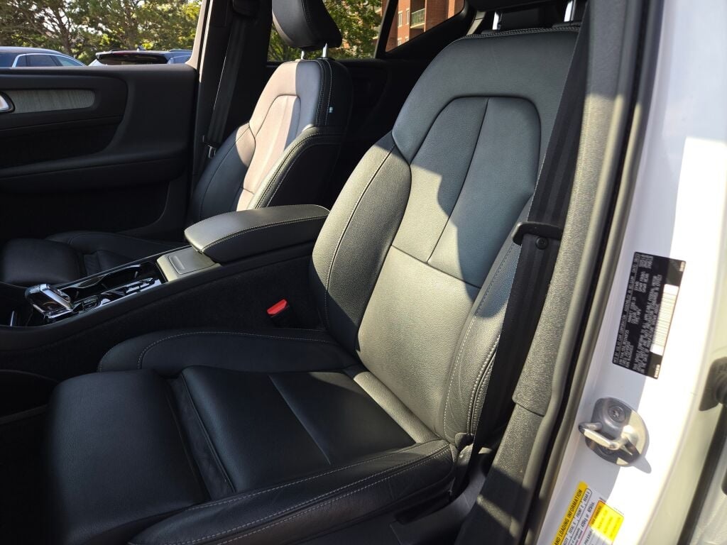 2024 Volvo XC40 Plus photo 24