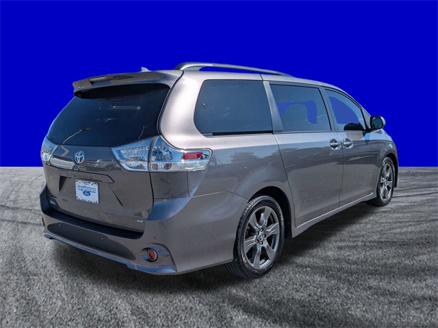 2019 Toyota Sienna SE photo 4