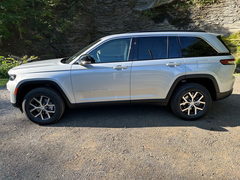 2025 Jeep Grand Cherokee Limited photo 2