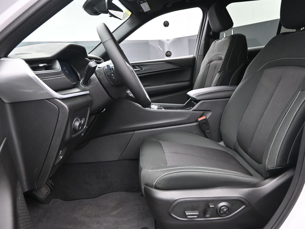 2025 Jeep Grand Cherokee Laredo X photo 12