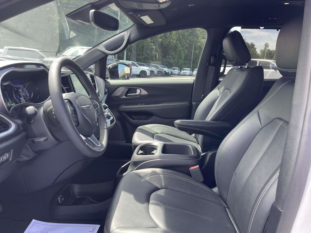2025 Chrysler Voyager LX photo 25