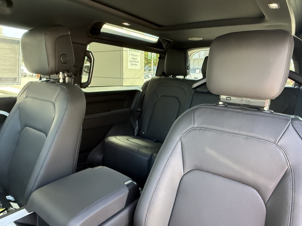 2025 Land Rover Defender 90 X-Dynamic SE photo 12