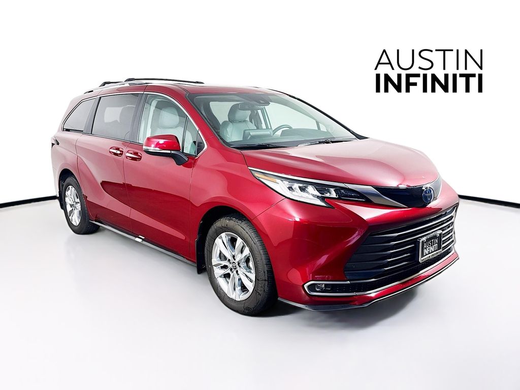 2024 Toyota Sienna Limited's photo