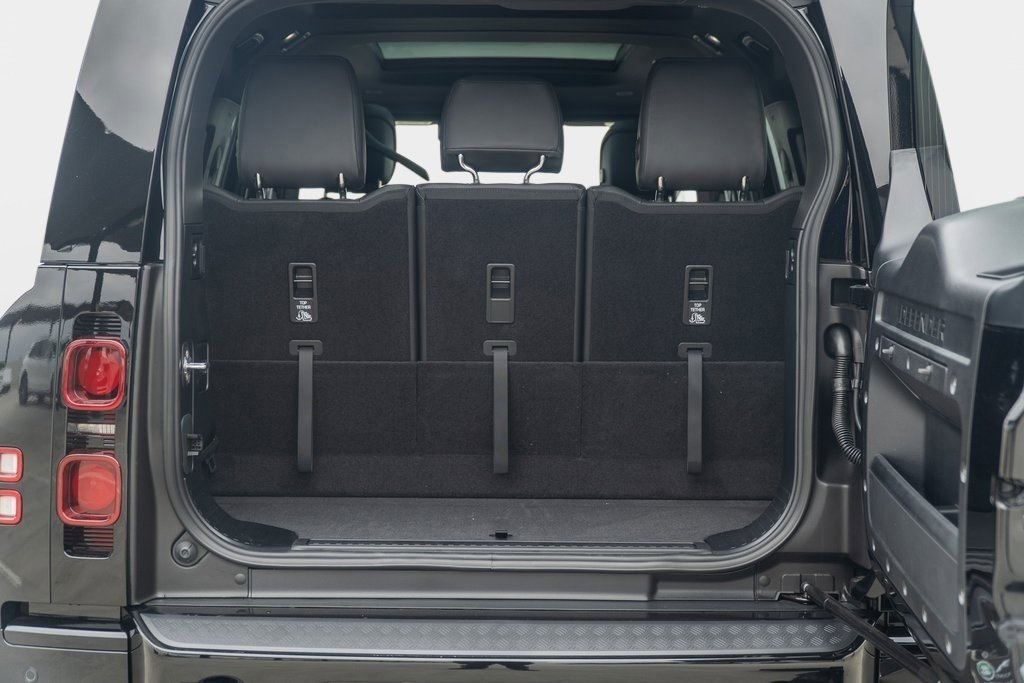 2025 Land Rover Defender 130 X-Dynamic SE photo 22