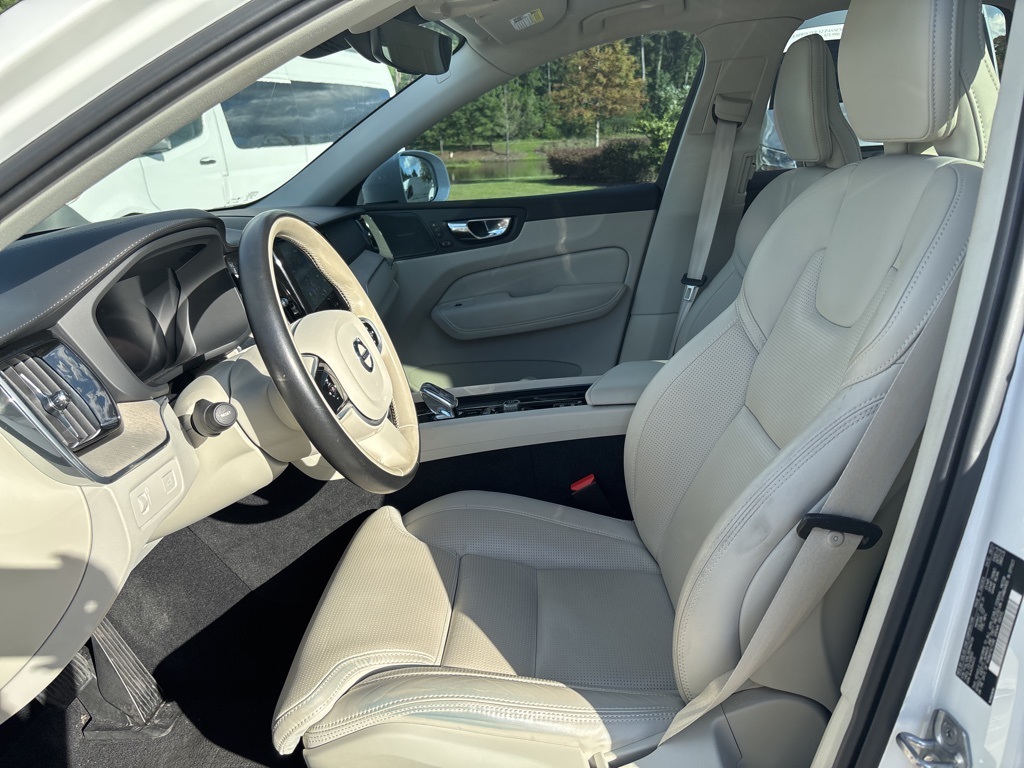 2022 Volvo XC60 B5 Inscription photo 35
