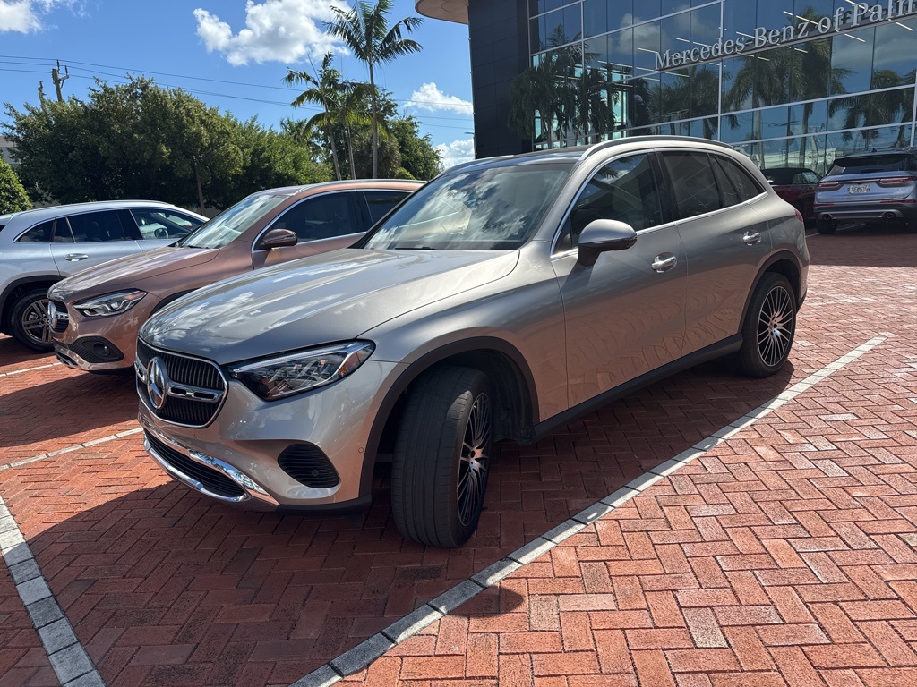 2024 Mercedes Benz GLC 300 photo 2