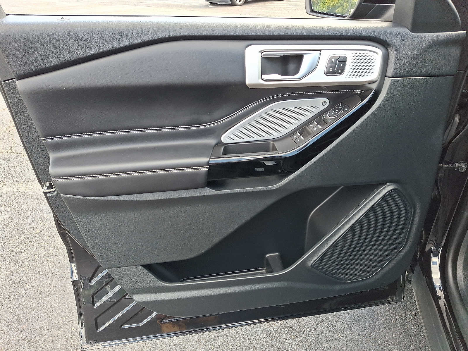2023 Ford Explorer ST photo 10