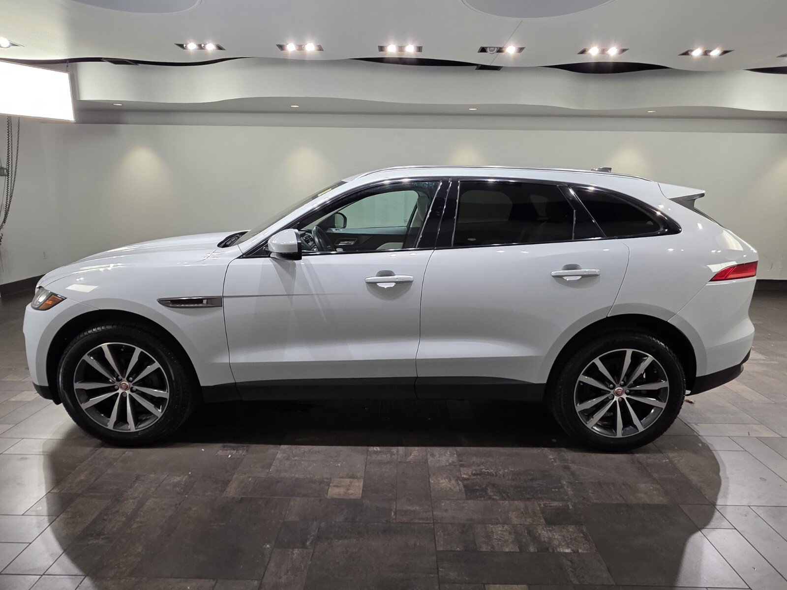 2020 Jaguar F-PACE Prestige photo 2
