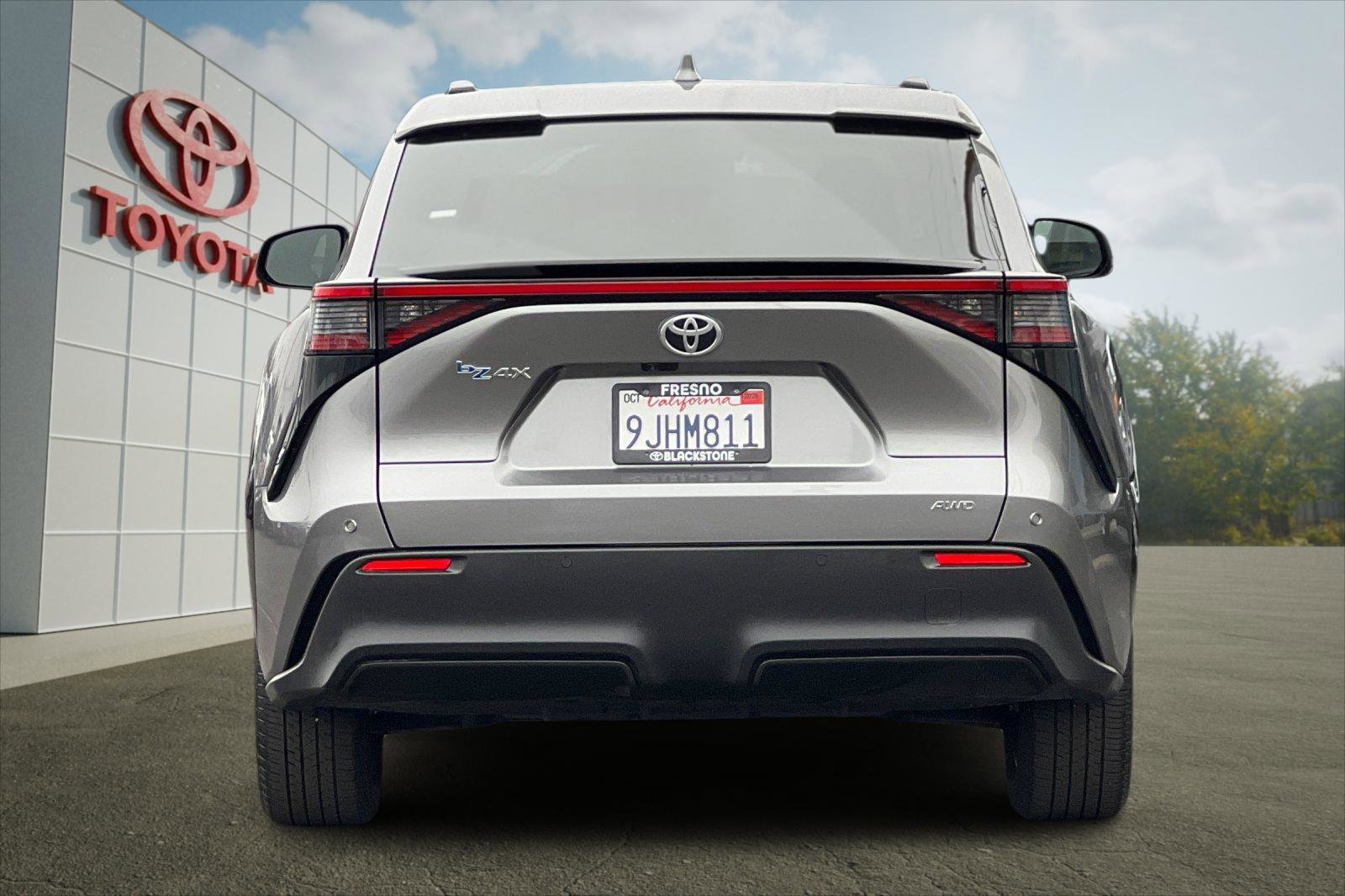 2023 Toyota bZ4X XLE photo 4