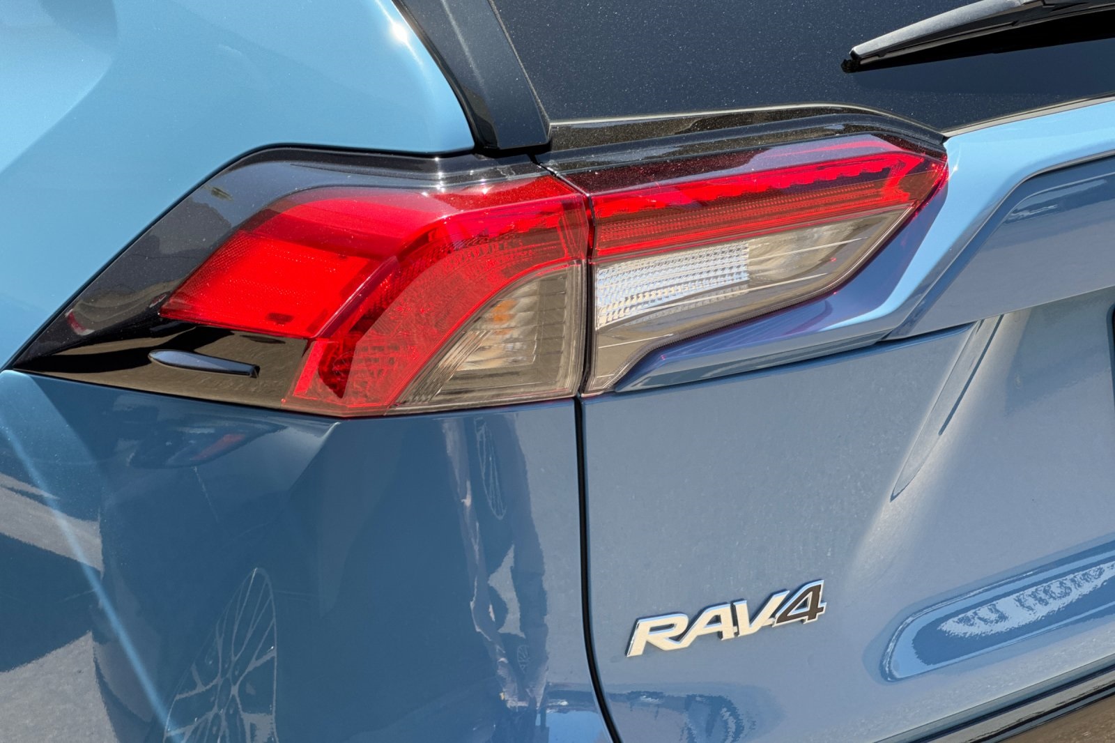 2022 Toyota RAV4 Hybrid SE photo 18