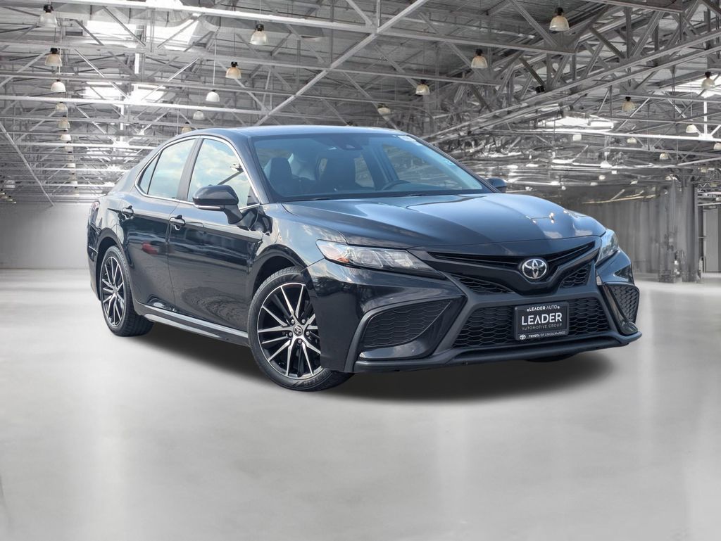 2022 Toyota Camry SE's photo