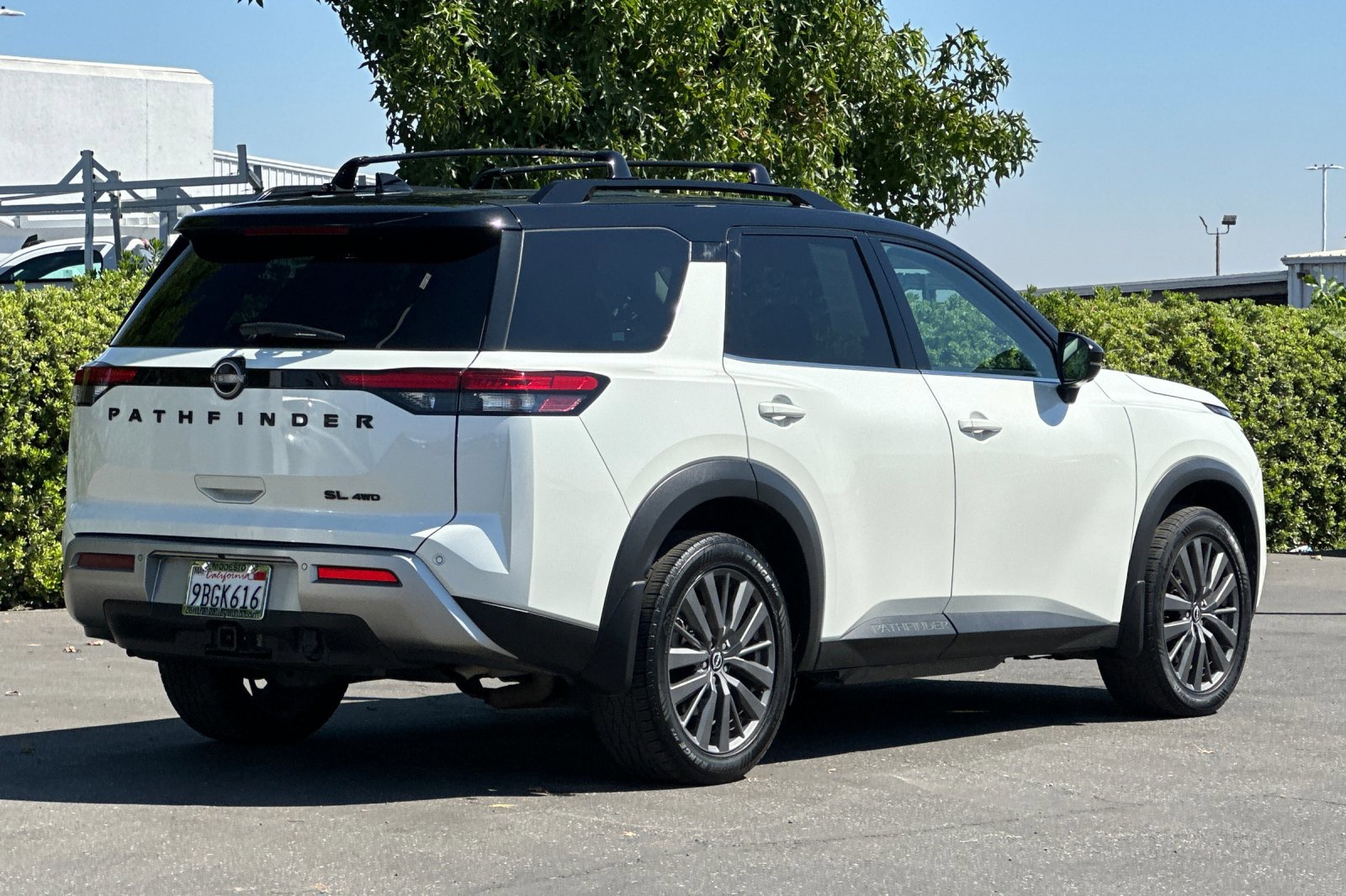 2022 Nissan Pathfinder SL photo 3