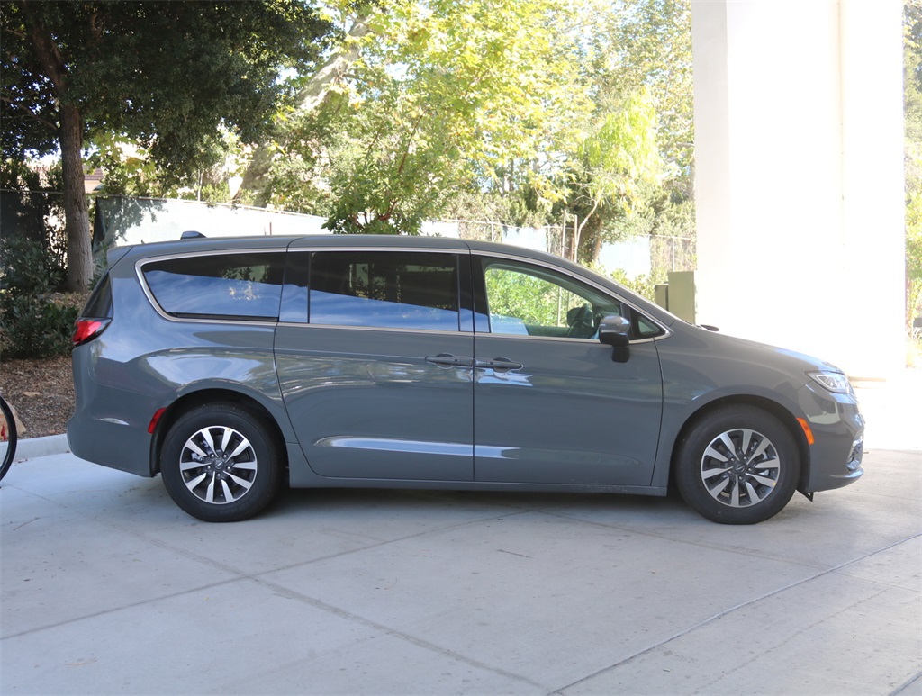 2023 Chrysler Pacifica Hybrid Touring L photo 4