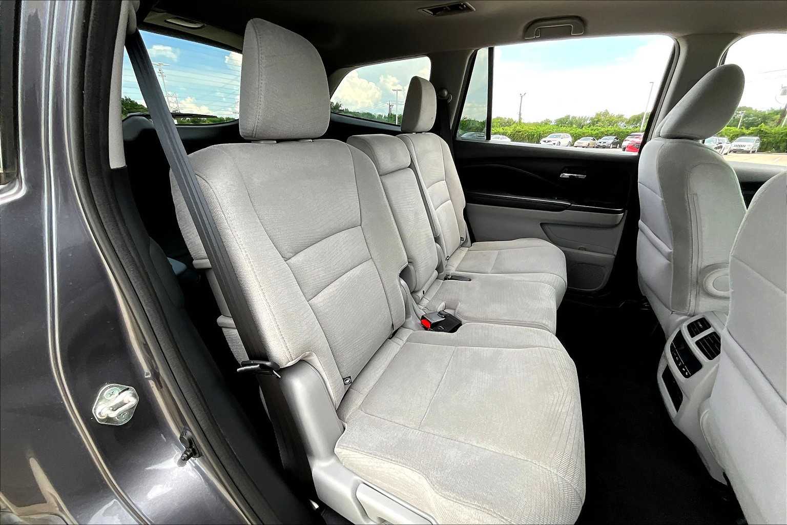 2017 Honda Pilot EX photo 18