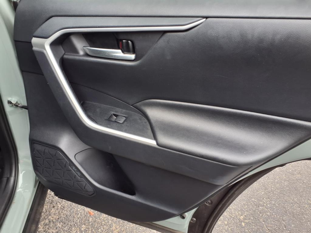 2019 Toyota RAV4 Hybrid XLE photo 6