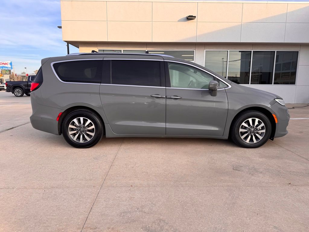 2021 Chrysler Pacifica Hybrid Touring L photo 3