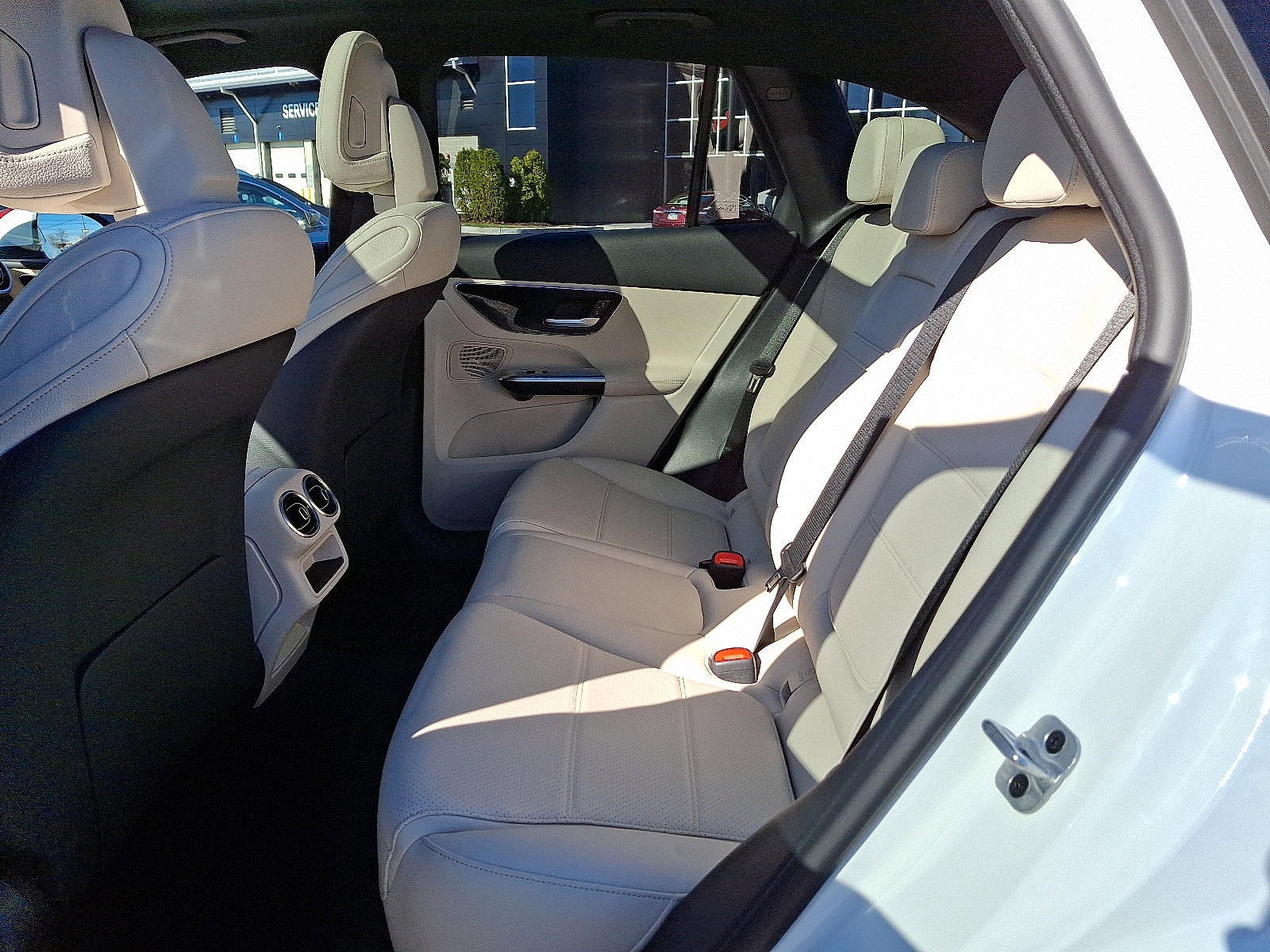 2025 Mercedes Benz GLC 300 4MATIC photo 4