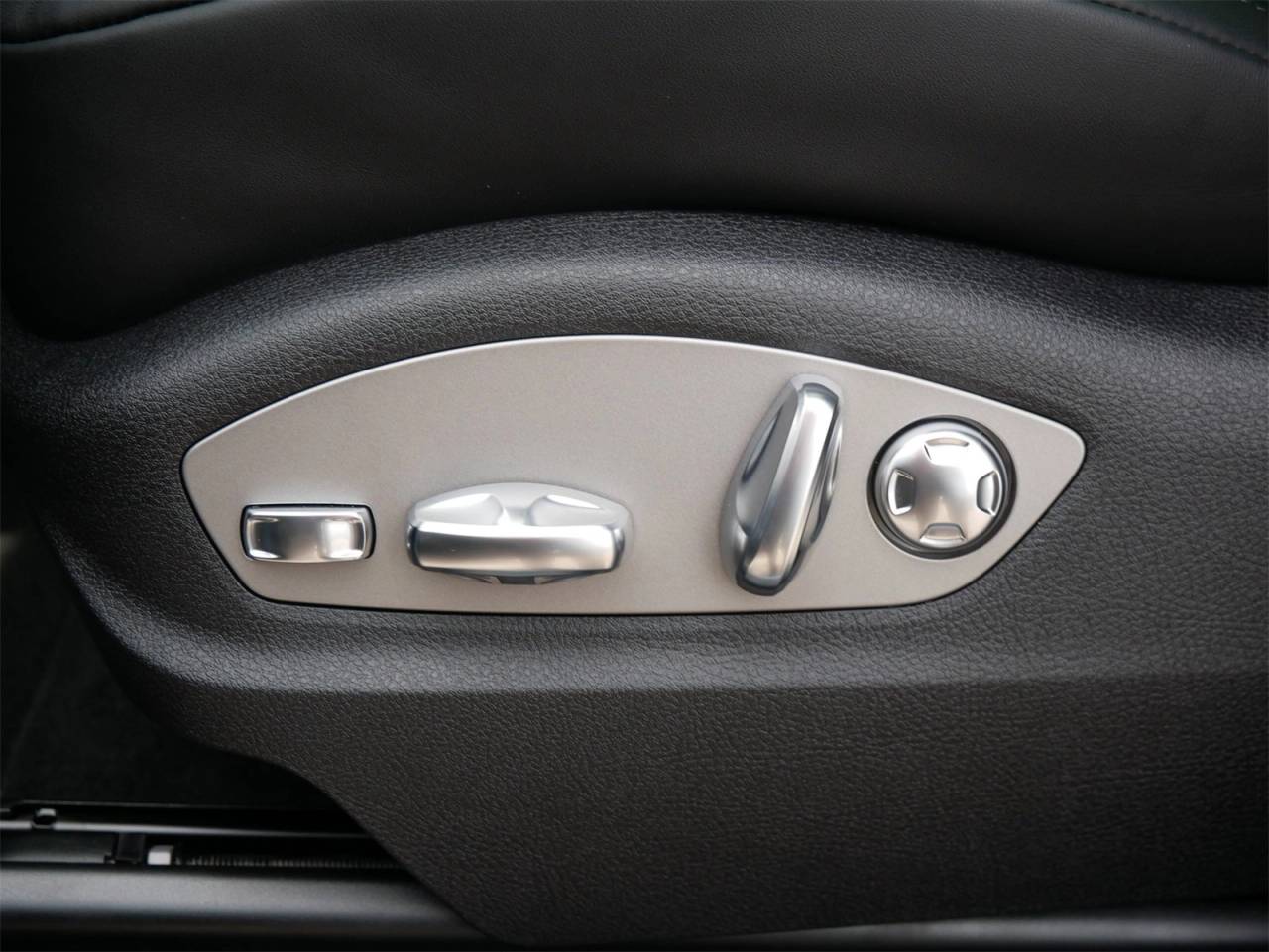 2025 Porsche Macan Base photo 11