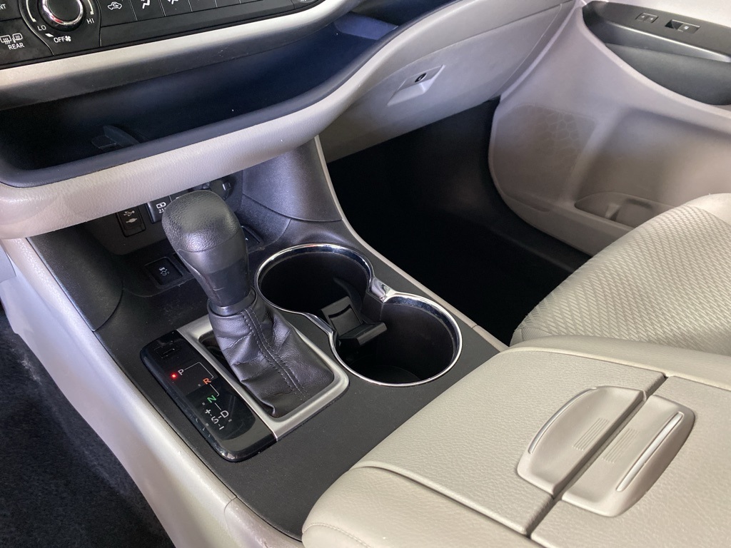 2018 Toyota Highlander LE photo 14