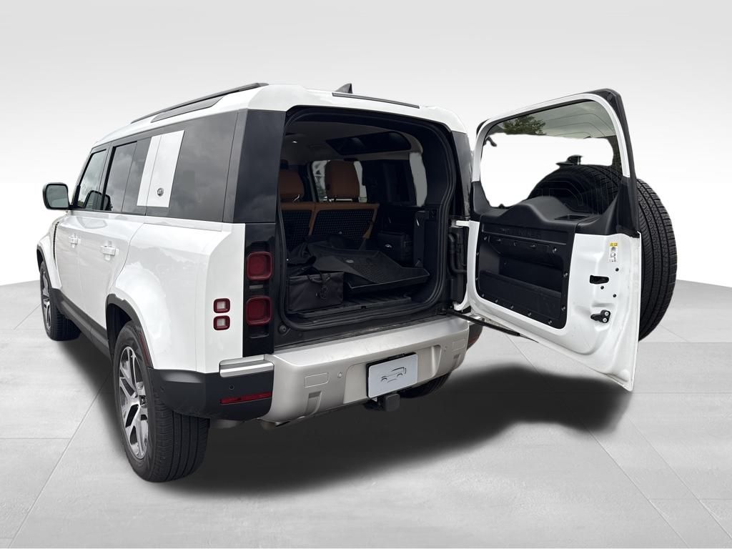 2024 Land Rover Defender 110 S photo 8