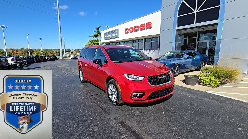 2026 Chrysler Pacifica Select's photo