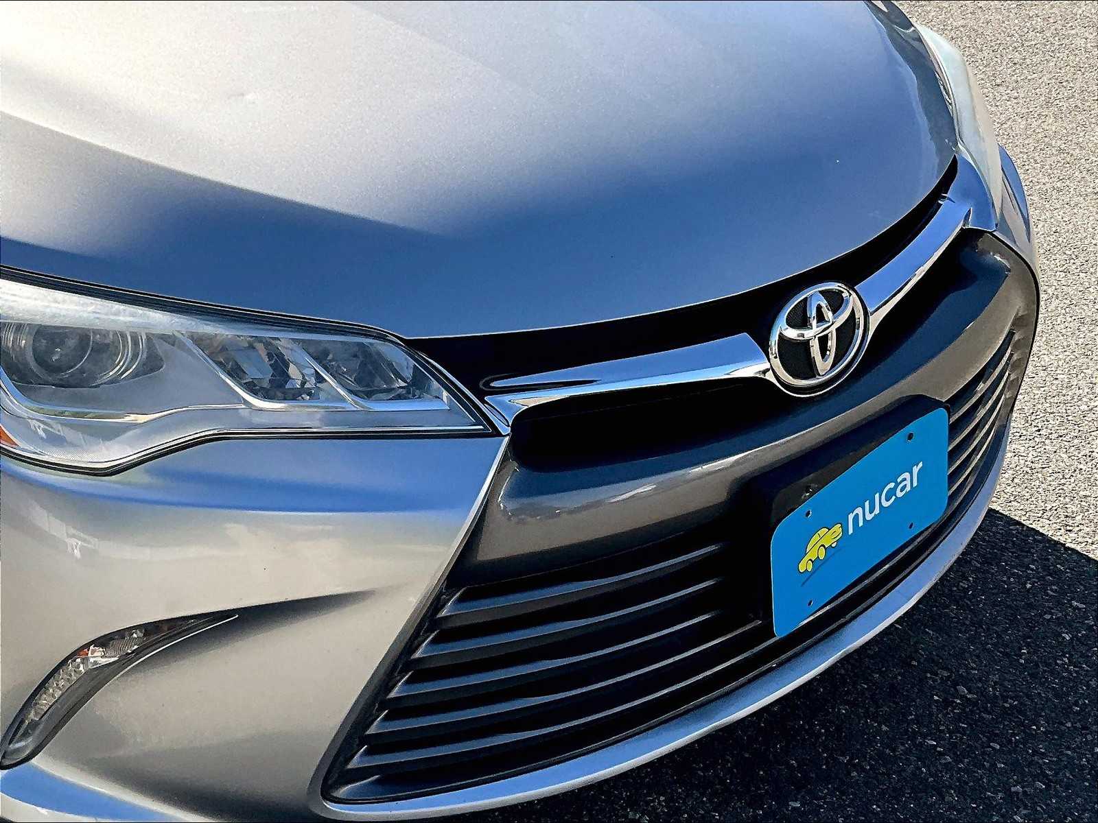 2016 Toyota Camry XLE photo 31