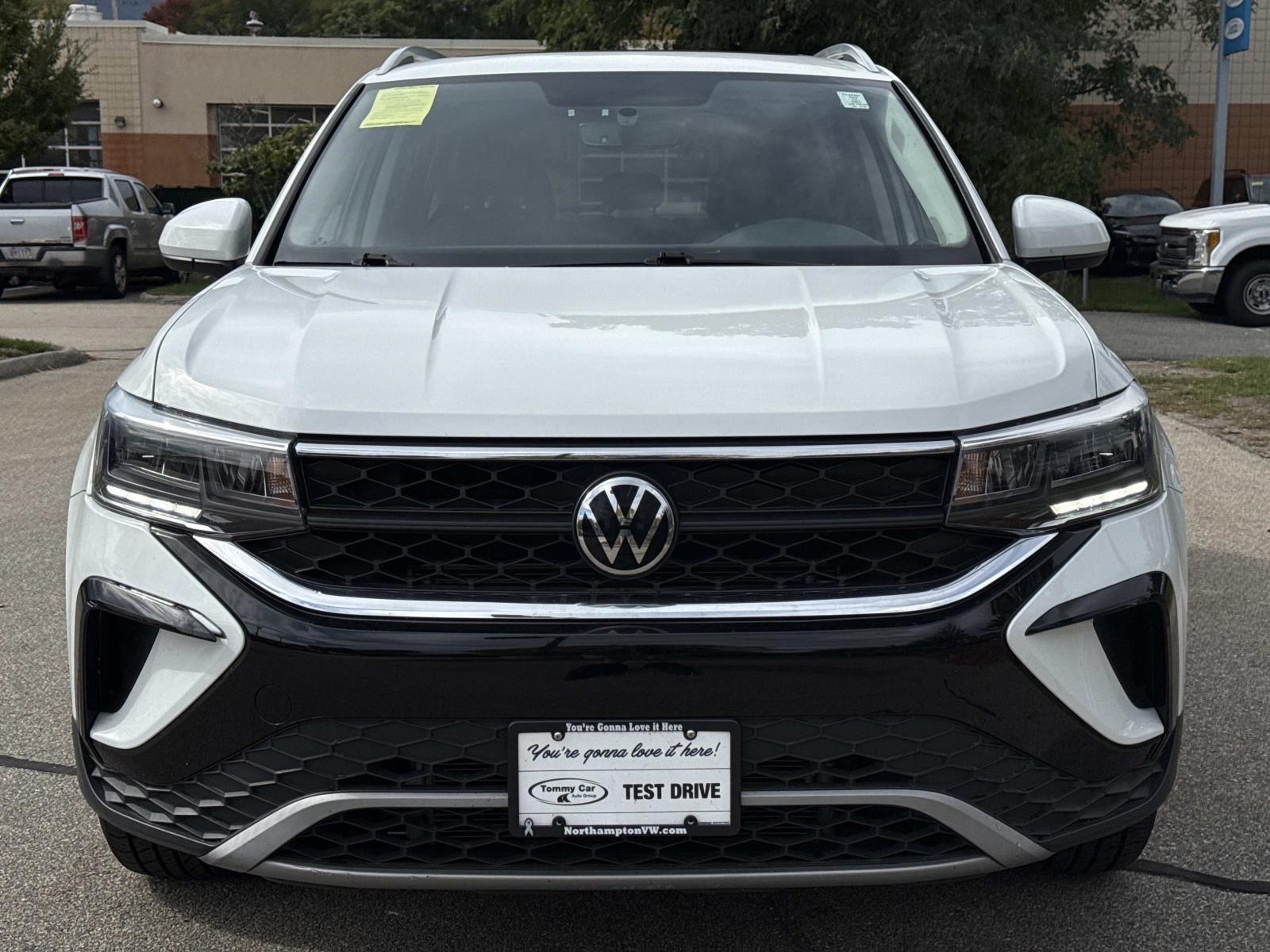 2022 Volkswagen Taos SE photo 2