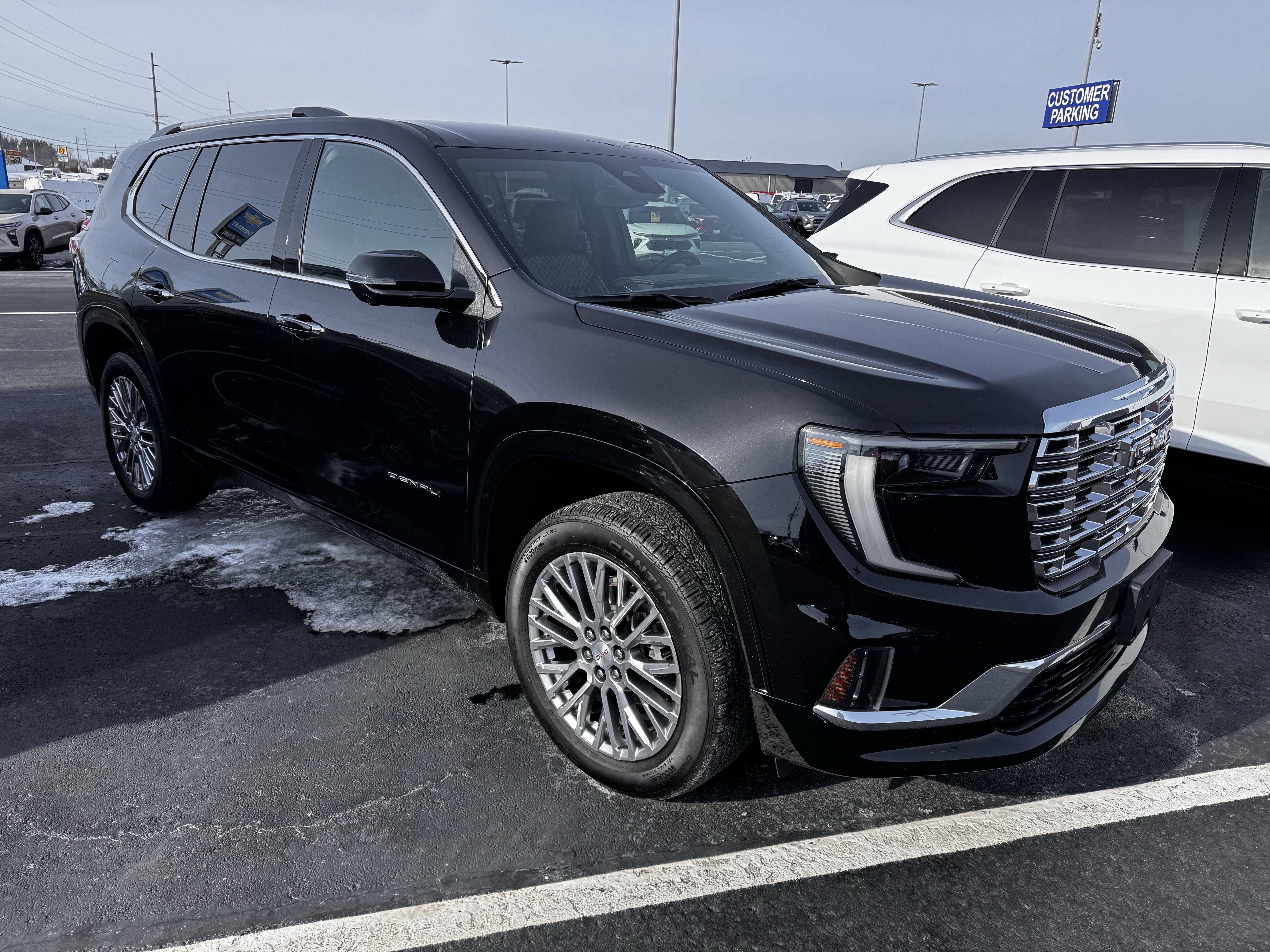 2024 GMC Acadia Denali's photo