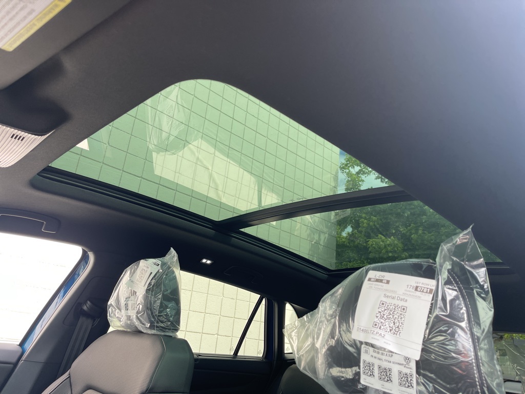 2025 Volkswagen Atlas Cross Sport SEL R-Line photo 6