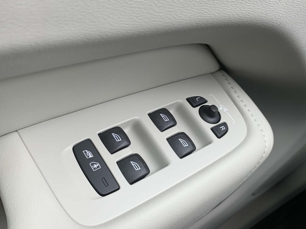 2025 Volvo XC60 T8 Plus photo 10