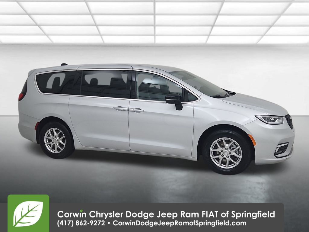 2024 Chrysler Pacifica Touring L's photo
