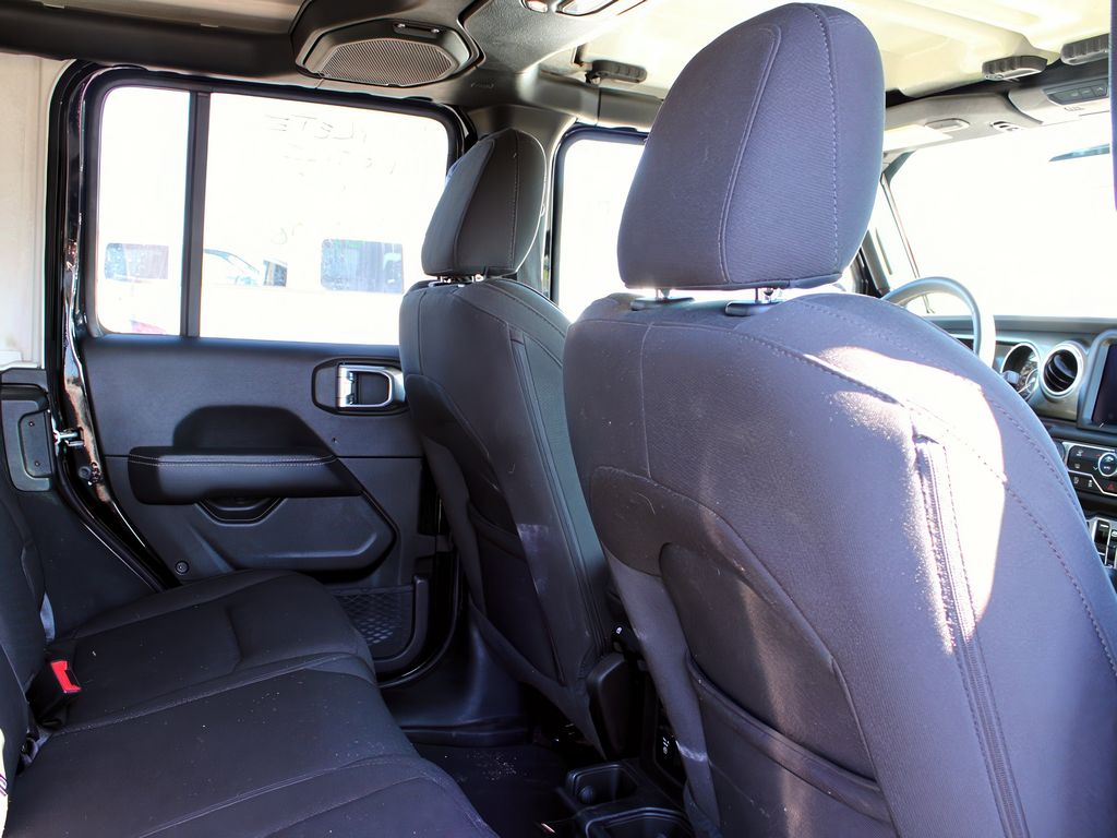 2023 Jeep Wrangler Sahara photo 21