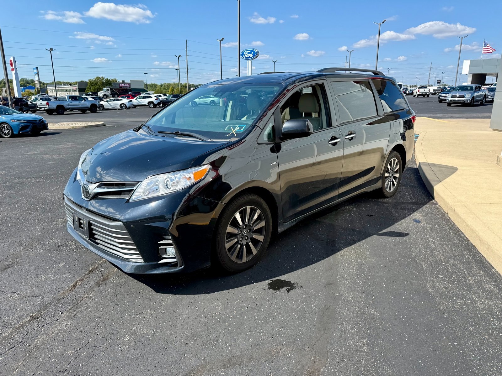2020 Toyota Sienna XLE Premium photo 2