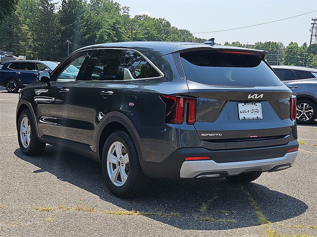 2025 Kia Sorento LX photo 3