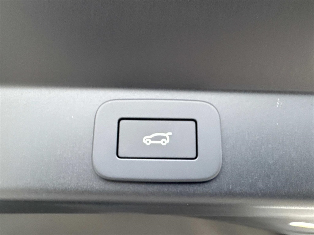 2025 Land Rover Range Rover Sport SE photo 6