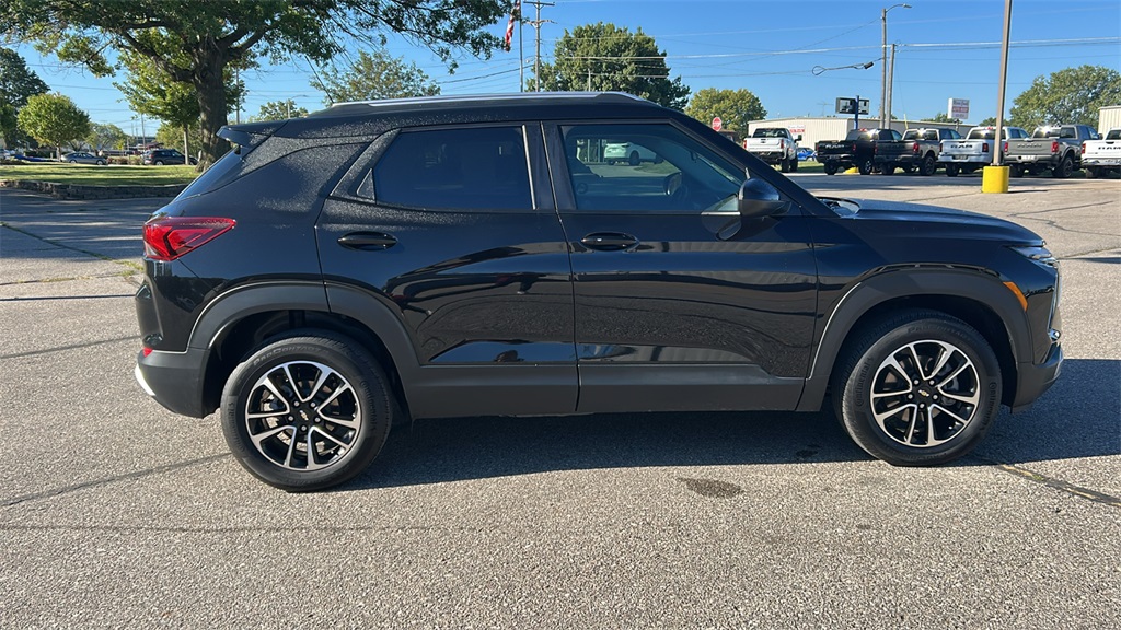 2024 Chevrolet Trailblazer LT photo 2