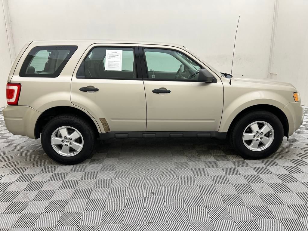 2010 Ford Escape XLS photo 2