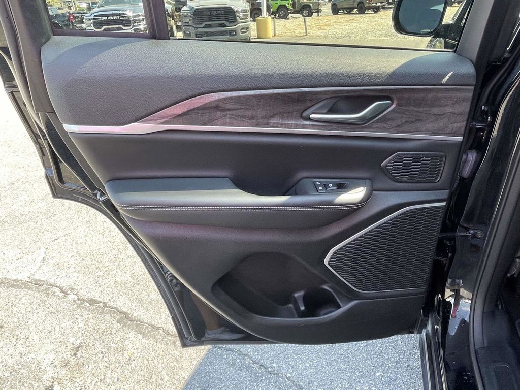 2023 Jeep Cherokee Base photo 16