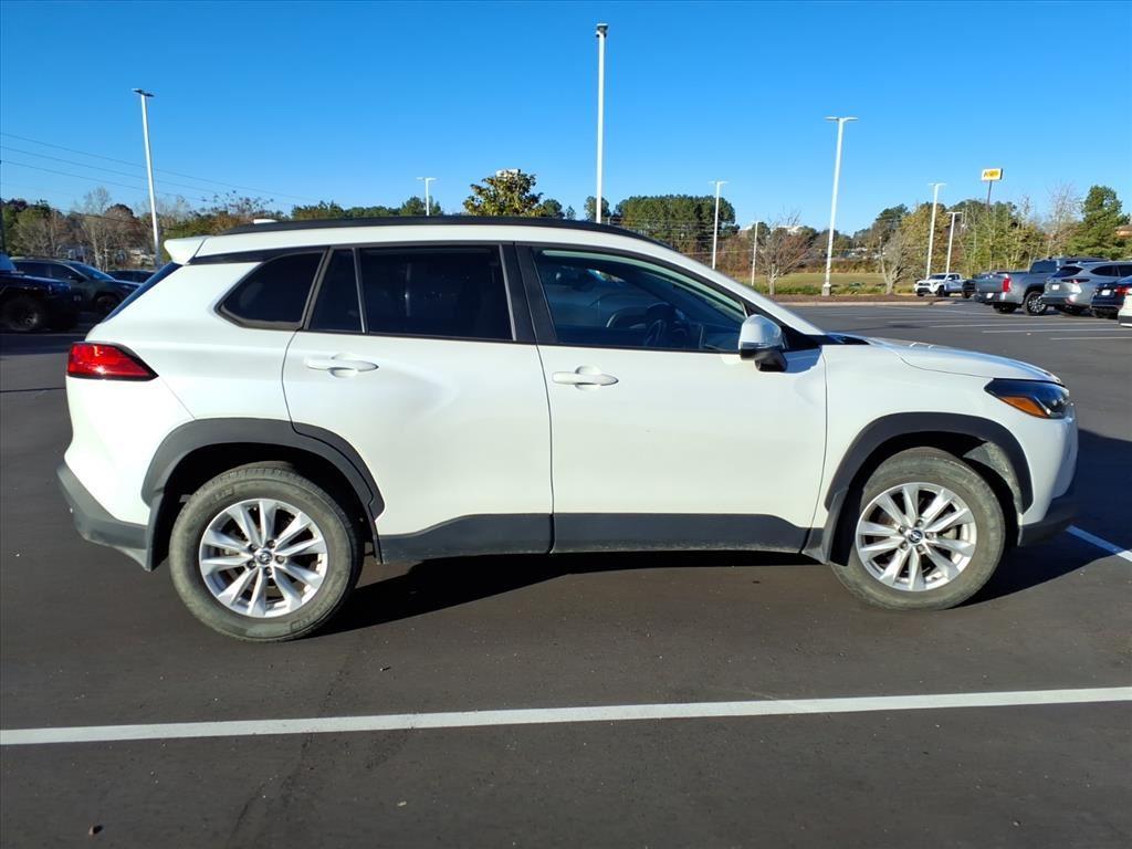 2022 Toyota Corolla Cross LE photo 2